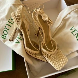 BRAND NEW BOTTEGA VENETA STRETCH SANDAL CREAM COLOR. Never worn. Brand new